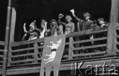 22.07.1981, Golub-Dobrzyń, woj. Toruń, Polska
V Turniej Rycerski na zamku krzyżackim, dziewczyny w sukniach z epoki stojące na krużganku.
Fot. Jarosław Tarań, zbiory Ośrodka KARTA [81-42]