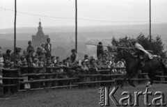 22.07.1981, Golub-Dobrzyń, woj. Toruń, Polska
V Turniej Rycerski na zamku krzyżackim, rycerz z kopią, w tle wieża gotyckiego kościoła św. Katarzyny.
Fot. Jarosław Tarań, zbiory Ośrodka KARTA [81-42]