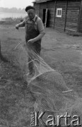 4-5.06.1981, Pelnik, woj. Olsztyn, Polska
Rybak z Zespołu Rybackiego Ostróda z siecią.
Fot. Jarosław Tarań, zbiory Ośrodka KARTA [81-40] 
