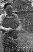 4-5.06.1981, Pelnik, woj. Olsztyn, Polska
Rybak z Zespołu Rybackiego Ostróda z siecią.
Fot. Jarosław Tarań, zbiory Ośrodka KARTA [81-45] 
