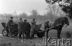 21.12.1981, Sobolew, Polska
Polowanie na zające, myśliwi stojący obok wozu.
Fot. Jarosław Tarań, zbiory Ośrodka KARTA [81-44] 
