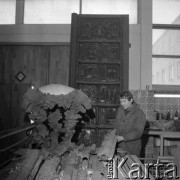 15.02.1981, Polska
Prace nad kopią Drzwi Płockich.
Fot. Jarosław Tarań, zbiory Ośrodka KARTA [81-22] 
