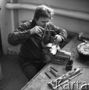 15.02.1981, Polska
Prace nad kopią Drzwi Płockich.
Fot. Jarosław Tarań, zbiory Ośrodka KARTA [81-22] 
