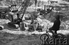 2.09.1981, Warszawa, Polska.
Budowa Trasy Toruńskiej, rejon Parku Kaskada przy ulicy Słowackiego, chłopiec na rowerku przyglądający się robotnikom.
Fot. Jarosław Tarań, zbiory Ośrodka KARTA [81-20] 
