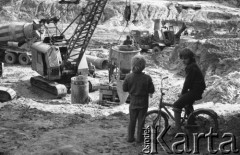 2.09.1981, Warszawa, Polska.
Budowa Trasy Toruńskiej, rejon Parku Kaskada przy ulicy Słowackiego, dzieci przyglądające się robotnikom.
Fot. Jarosław Tarań, zbiory Ośrodka KARTA [81-20] 
