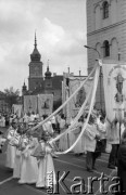 Czerwiec 1981, Warszawa, Polska.
Uroczystości Bożego Ciała, procesja z chorągwiami, w tle Zamek Królewski.
Fot. Jarosław Tarań, zbiory Ośrodka KARTA [81-32]