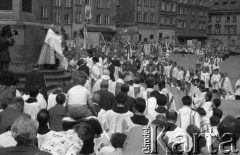 Czerwiec 1981, Warszawa, Polska.
Uroczystości Bożego Ciała, msza święta na Placu Zamkowym.
Fot. Jarosław Tarań, zbiory Ośrodka KARTA [81-32]