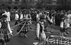Czerwiec 1981, Warszawa, Polska.
Uroczystości Bożego Ciała, procesja na Krakowskim Przedmieściu.
Fot. Jarosław Tarań, zbiory Ośrodka KARTA [81-32]