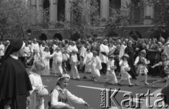 Czerwiec 1981, Warszawa, Polska.
Uroczystości Bożego Ciała, procesja na Krakowskim Przedmieściu, dziewczynki sypiące kwiatki.
Fot. Jarosław Tarań, zbiory Ośrodka KARTA [81-32]