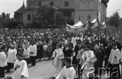 Czerwiec 1981, Warszawa, Polska.
Uroczystości Bożego Ciała, ksiądz z monstrancją idący pod baldachimem, w tle kościół św. Anny.
Fot. Jarosław Tarań, zbiory Ośrodka KARTA [81-32]