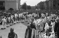 Czerwiec 1981, Warszawa, Polska.
Uroczystości Bożego Ciała, procesja idąca na Plac Zamkowy.
Fot. Jarosław Tarań, zbiory Ośrodka KARTA [81-32]