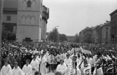 Czerwiec 1981, Warszawa, Polska.
Uroczystości Bożego Ciała, procesja idąca na Plac Zamkowy.
Fot. Jarosław Tarań, zbiory Ośrodka KARTA [81-32]