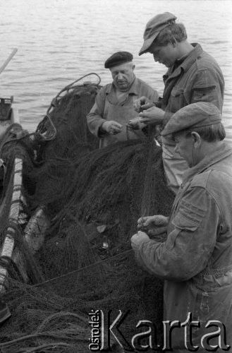 Październik 1982, Ostróda okolice, Polska
Rybacy z Zespołu Rybackiego Ostróda podczas jesiennych połowów.
Fot. Jarosław Tarań, zbiory Ośrodka KARTA [81-2]
