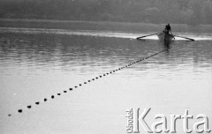 Październik 1982, Ostróda okolice, Polska
Rybacy z Zespołu Rybackiego Ostróda podczas jesiennych połowów.
Fot. Jarosław Tarań, zbiory Ośrodka KARTA [81-4] 

