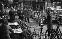 Maj 1982, Bydgoszcz, Polska
Zakłady Rowerowe Predom-Romet, hala produkcyjna.
Fot. Jarosław Tarań, zbiory Ośrodka KARTA [82-11]