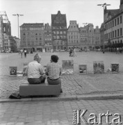 Wrzesień 1982, Wrocław, Polska
Artysta malarz pokazujący swoje prace na Rynku Starego Miasta.
Fot. Jarosław Tarań, zbiory Ośrodka KARTA [82-5] 
