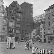 Wrzesień 1982, Wrocław, Polska
Rynek Starego Miasta, rusztowania na kościele garnizonowym św. Elżbiety, z lewej stojak reklamowy z plakatami informującymi o skupie używanych książek.
Fot. Jarosław Tarań, zbiory Ośrodka KARTA [82-5] 
