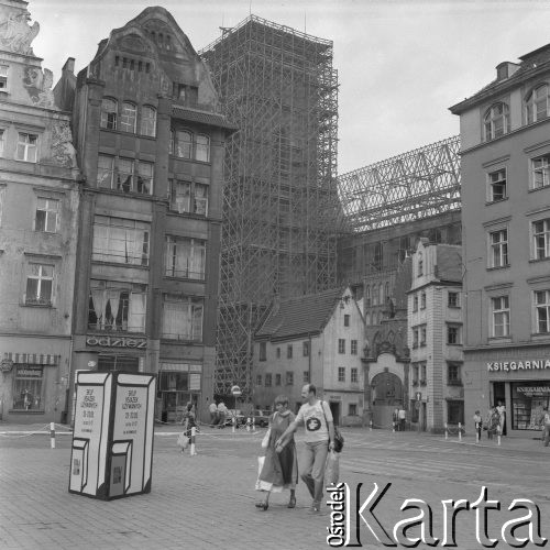 Wrzesień 1982, Wrocław, Polska
Rynek Starego Miasta, rusztowania na kościele garnizonowym św. Elżbiety, z lewej stojak reklamowy z plakatami informującymi o skupie używanych książek.
Fot. Jarosław Tarań, zbiory Ośrodka KARTA [82-5] 
