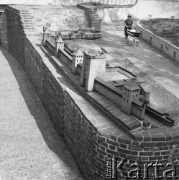 Wrzesień 1982, Wrocław, Polska
Makieta średniowiecznych murów miejskich, z prawej w głębi kobieta z dzieckiem w wózku.
Fot. Jarosław Tarań, zbiory Ośrodka KARTA [82-9] 

