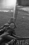 1982, Opole, Polska
Ćwiczenia Straży Pożarnej, dwaj strażacy gaszący pożar.
Fot. Jarosław Tarań, zbiory Ośrodka KARTA [82-26]