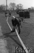 1982, Opole, Polska
Ćwiczenia Straży Pożarnej, strażacy rozwijający wąż strażacki.
Fot. Jarosław Tarań, zbiory Ośrodka KARTA [82-26]