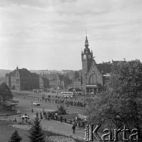 Wrzesień 1982, Gdańsk, Polska
Dworzec Główny, na pierwszym planie wyjście z przejścia podziemnego.
Fot. Jarosław Tarań, zbiory Ośrodka KARTA [82-16]
