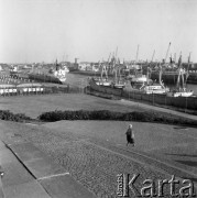 Wrzesień 1982, Gdańsk, Polska
Westerplatte, okolice Pomnika Obrońców Wybrzeża, widok portu.
Fot. Jarosław Tarań, zbiory Ośrodka KARTA [82-17]