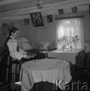 Kwiecień 1982, Bielowice, pow. Opoczno, woj. Piotrków Trybunalski, Polska
Przygotowania do Wielkanocy - Maria Jobczyk stwiająca talerz z pisankami na stół.
Fot. Jarosław Tarań, zbiory Ośrodka KARTA [82-20] 
