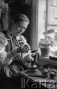Kwiecień 1982, Bielowice, pow. Opoczno, woj. Piotrków Trybunalski, Polska
Przygotowania do Wielkanocy - Maria Jobczyk robiąca pisanki.
Fot. Jarosław Tarań, zbiory Ośrodka KARTA [82-18] 
