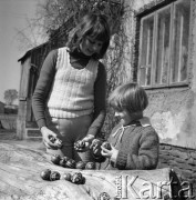 Kwiecień 1982, Bielowice, pow. Opoczno, woj. Piotrków Trybunalski, Polska
Przygotowania do Wielkanocy - dziewczynki z pisankami.
Fot. Jarosław Tarań, zbiory Ośrodka KARTA [82-19] 
