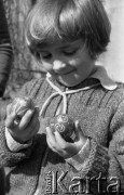Kwiecień 1982, Bielowice, pow. Opoczno, woj. Piotrków Trybunalski, Polska
Przygotowania do Wielkanocy - dziewczynka z pisankami.
Fot. Jarosław Tarań, zbiory Ośrodka KARTA [82-18] 
