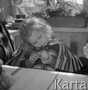 Kwiecień 1982, Bielowice, pow. Opoczno, woj. Piotrków Trybunalski, Polska
Przygotowania do Wielkanocy - dziewczynka malująca pisanki.
Fot. Jarosław Tarań, zbiory Ośrodka KARTA [82-20] 
