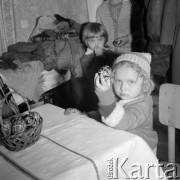 Kwiecień 1982, Bielowice, pow. Opoczno, woj. Piotrków Trybunalski, Polska
Przygotowania do Wielkanocy - dziewczynka z pisanką.
Fot. Jarosław Tarań, zbiory Ośrodka KARTA [82-19] 
