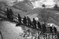 Styczeń-luty 1982, Płock Radziwie, Polska
Mieszkańcy Radziwia przechodzą z dobytkiem na drugą stronę Wisły po zniszczonym przez powódź moście.
Fot. Jarosław Tarań, zbiory Ośrodka KARTA [82-15]