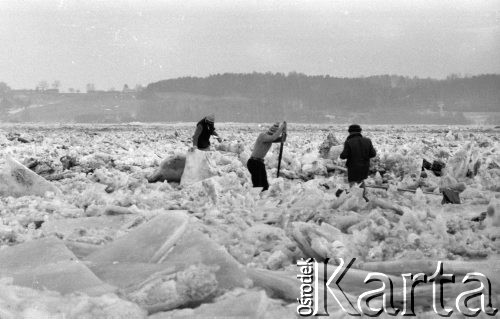 Styczeń-luty 1982, Płock okolice, Polska
Zator lodowy na Wiśle w okolicach Płocka, mężczyźni badający grubość lodu.
Fot. Jarosław Tarań, zbiory Ośrodka KARTA [82-14]