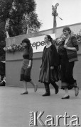 22.05.1983, Warszawa, Polska.
Cepeliada, pokaz mody inspirowanej folklorem, z prawej modelka Urszula Falińska.
Fot. Jarosław Tarań, zbiory Ośrodka KARTA [83-15]