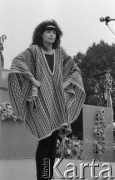 22.05.1983, Warszawa, Polska.
Cepeliada, pokaz mody inspirowanej folklorem, Małgorzata Niemen w poncho.
Fot. Jarosław Tarań, zbiory Ośrodka KARTA [83-15]