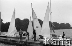 Lato 1983, Trzebież, woj. Szczecin, Polska
Zalew Szczeciński, Centralny Ośrodek Żeglarstwa Polskiego Związku Żeglarskiego, jachty cumujące przy pomoście.
Fot. Jarosław Tarań, zbiory Ośrodka KARTA [83-16] 
