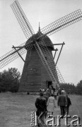 Wrzesień 1983, Olsztynek, Polska
Wycieczka zwiedzająca skansen, w tle drewniany wiatrak.
Fot. Jarosław Tarań, zbiory Ośrodka KARTA [83-29]