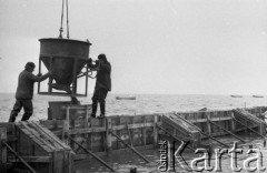29.03.1983, Chałupy, Hel, Polska
Robotnicy podczas budowy falochronu.
Fot. Jarosław Tarań, zbiory Ośrodka KARTA [83-6]