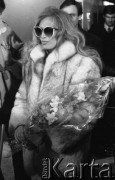 10.02.1983, Warszawa, Polska.
Lotnisko Okęcie, powitanie francuskiej piosenkarki Dalidy.
Fot. Jarosław Tarań, zbiory Ośrodka KARTA [83-40] 
