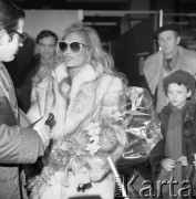 10.02.1983, Warszawa, Polska.
Lotnisko Okęcie, powitanie francuskiej piosenkarki Dalidy.
Fot. Jarosław Tarań, zbiory Ośrodka KARTA [83-40] 
