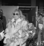 10.02.1983, Warszawa, Polska.
Lotnisko Okęcie, powitanie francuskiej piosenkarki Dalidy.
Fot. Jarosław Tarań, zbiory Ośrodka KARTA [83-40] 
