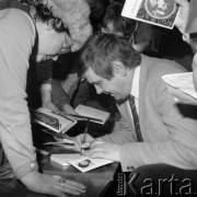 Marzec 1983, Warszawa, Polska.
Klub Międzynarodowej Prasy i Książki, spotkanie z dziennikarzem, publicystą i krytykiem muzycznym Bogusławem Kaczyńskim, i promocja jego książki pt. 