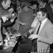 Marzec 1983, Warszawa, Polska.
Klub Międzynarodowej Prasy i Książki, spotkanie z dziennikarzem, publicystą i krytykiem muzycznym Bogusławem Kaczyńskim, i promocja jego książki pt. 