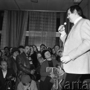 Marzec 1983, Warszawa, Polska.
Klub Międzynarodowej Prasy i Książki, spotkanie z dziennikarzem, publicystą i krytykiem muzycznym Bogusławem Kaczyńskim, i promocja jego książki pt. 