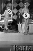 Maj 1983, Warszawa, Polska.
Sala Kongresowa, wybory Miss Mazowsza będące eliminacją do wyborów Miss Polonia, na huśtawce siedzi laureatka konkursu.
Fot. Jarosław Tarań, zbiory Ośrodka KARTA [83-42]