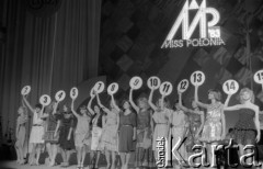 Maj 1983, Warszawa, Polska.
Sala Kongresowa, wybory Miss Mazowsza będące eliminacją do wyborów Miss Polonia, prezentacja kandydatek w sukienkach.
Fot. Jarosław Tarań, zbiory Ośrodka KARTA [83-42]