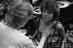 Maj 1983, Warszawa, Polska.
Sala Kongresowa, wybory Miss Mazowsza będące eliminacją do wyborów Miss Polonia, przygotowania w garderobie.
Fot. Jarosław Tarań, zbiory Ośrodka KARTA [83-42]