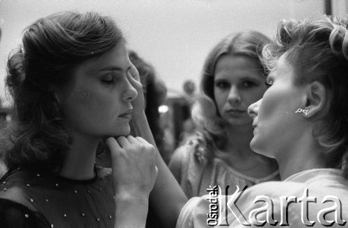 Maj 1983, Warszawa, Polska.
Sala Kongresowa, wybory Miss Mazowsza będące eliminacją do wyborów Miss Polonia, przygotowania w garderobie.
Fot. Jarosław Tarań, zbiory Ośrodka KARTA [83-41]